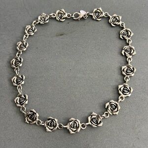 Express rose silver necklace